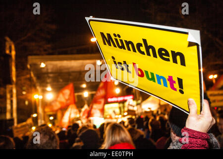 Monaco di Baviera, Germania. Il 12 gennaio, 2015. Protesta Pegida a Monaco di Baviera attira oltre 20.000 manifestanti contro la fazione di Monaco di Baviera di Pegida, Begida, ha tenuto la sua prima manifestazione a Monaco di Baviera il 12 gennaio a Monaco di Baviera a Sendlinger Tor. Circa 1.500 persone furono sopraffatti da anti-Pegida, dimostranti che numerate oltre 20.000, secondo la polizia. Pegida, che sta per "patriottici europei contro l islamizzazione del West", sono state dimostrando a Dresda per le scorse settimane con numeri ci gonfiore alle migliaia Credito: Hector Chapman/Alamy Live News Foto Stock