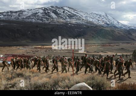 Marines americani condurre un 5 km a piedi al Marine Corps Mountain Warfare Training Center 11 Gennaio 2015 a Bridgeport, in California. Foto Stock