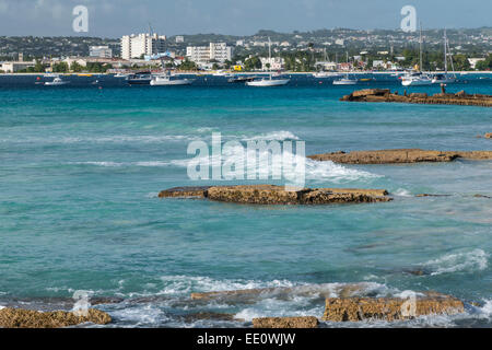 Vista su Carlisle Bay verso la capitale Bridgetown, sulla costa sud dell'isola caraibica di Barbados. Foto Stock