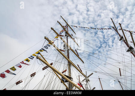 Montante, cordami e bandiere sul veliero nave - solo uso editoriale Foto Stock