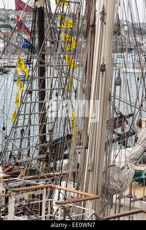 Rigging e ponte della Tall Ship tenace durante il 2014 Tall Ships Regatta in Falmouth, Cornwall. - Solo uso editoriale Foto Stock