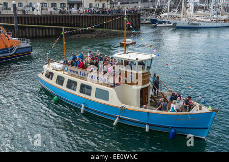 La duchessa di Cornovaglia St Mawes ferry boat che trasportano gli spettatori presso il 2014 Tall Ships Regatta in Falmouth - solo uso editoriale Foto Stock
