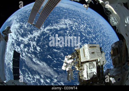 Lavorando sulla Stazione Spaziale Internazionale Foto Stock