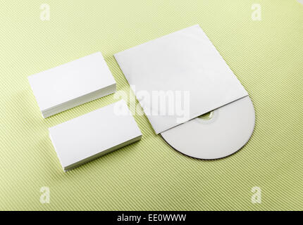 Blank business cards e disco compatto su uno sfondo verde. Modello per ID Foto Stock