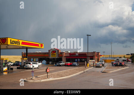 WYOMING,USA - Luglio: 27,2013 americal tipica stazione di benzina vicino al Denver prima della tempesta pesanti. Foto Stock