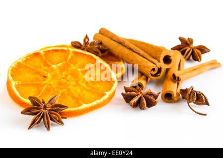 Essiccato anelli arancioni con alcune stelle di anice e bastoncini di cannella Foto Stock