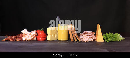 Un decostruito club sandwich costituito da prosciutto, tacchino, Pancetta, lattuga, pomodoro, formaggio e miele di una medicazione di senape. Foto Stock