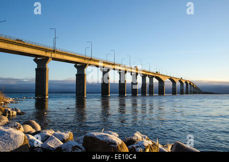 La Oland ponte in Svezia nel primo inverno mattina sun. Il bridge è uno dei ponti più lunga in Europa ed è il collegamento Foto Stock