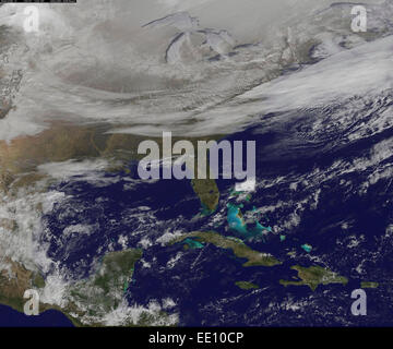 Del NOAA VA-East satellite fornito uno sguardo alla frigida due terzi orientali degli Stati Uniti il 7 gennaio 2015, che mostra una coltre di neve a nord, il lago-effetto neve da grandi laghi e le nuvole dietro l'Artico fronte freddo. Il fronte freddo che ha portato l'Artico aria spostata verso sud della Florida, e teso all'indietro sopra il Golfo del Messico e appena ad ovest del Texas. L'immagine mostra nuvole dietro il confine frontale che si estende dalla Carolinas ovest per il cuore. Più a nord di una ampia banda di scesa la neve copre il terreno da New England west di Montana, con fiumi che appaiono come vene. Foto Stock