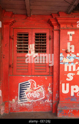 Coloratissima casa indiana. Luminoso edificio rosso in Kolkata, West Bengal, India il 12 febbraio 2014. Foto Stock