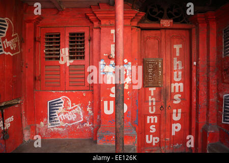 Coloratissima casa indiana. Luminoso edificio rosso in Kolkata, West Bengal, India il 12 febbraio 2014. Foto Stock