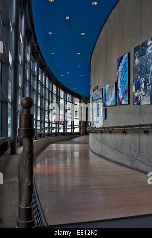 American Visionary Art Museum, Baltimore, Maryland, questa immagine è di una forma curva inclinata galleria corridoio Foto Stock