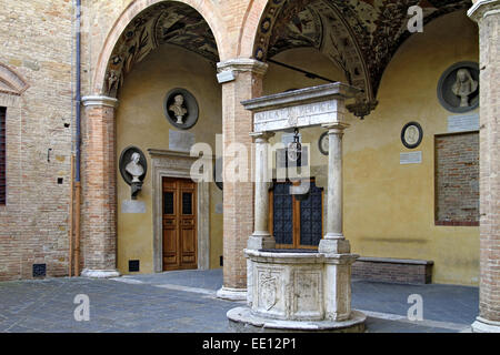 Italien Toskana, Siena, Palazzo Chigi-Saracini aus dem 15, Jahundert, Innenhof Foto Stock