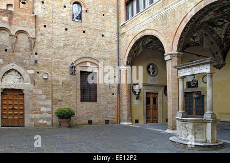 Italien Toskana, Siena, Palazzo Chigi-Saracini aus dem 15, Jahundert, Innenhof Foto Stock