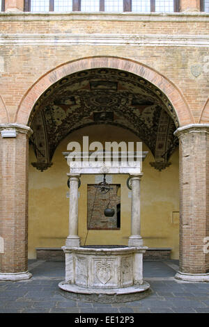 Italien Toskana, Siena, Palazzo Chigi-Saracini aus dem 15, Jahundert, Innenhof Foto Stock