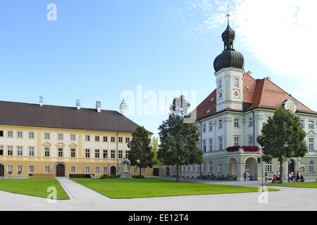 Deutschland, Bayern, Altoetting, Kapellplatz, Rathaus und Haus Papst Benedikt XVI, Neue Schatzkammer und Wallfahrtsmuseum Foto Stock