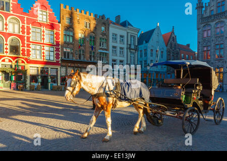 Carrozza a cavallo e turisti per le strade di Brugge Natale, Foto Stock