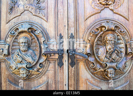 In legno scolpito del portale di una chiesa italiana Foto Stock