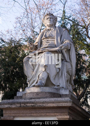 Statua di Goethe nel centro di Vienna. Questa monumentale statua in marmo del filosofo Goethe grazie una centrale di Vienna park Foto Stock