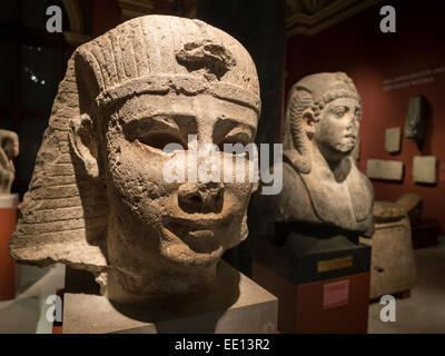 La sfinge egizia sculture. Le sculture in pietra dei faraoni capi sul display del Kunsthistorisches Museum di Vienna. Foto Stock