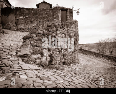 Curva in discesa Cordes sur Ciel. Un piccolo ciottoli curve di corsia ripidamente verso il basso il bordo del villaggio. Foto Stock