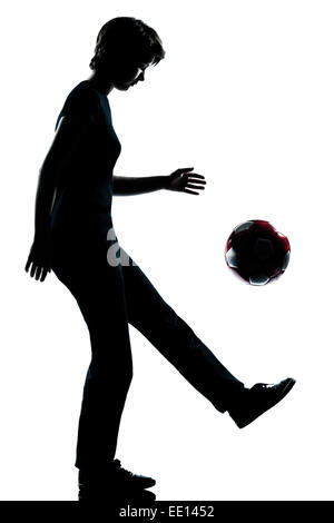 Un caucasian adolescente ragazza silhouette juggling soccer football per tutta la lunghezza in studio di ritagliare isolati su sfondo bianco Foto Stock