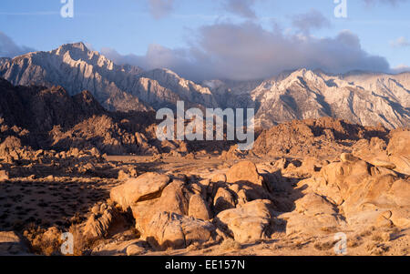 Strada sterrata in Alabama Hills Sierra Nevada gamma California Foto Stock