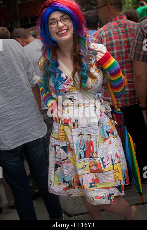 Una giovane donna in posa durante il Gay Pride Festival di Seattle Foto Stock