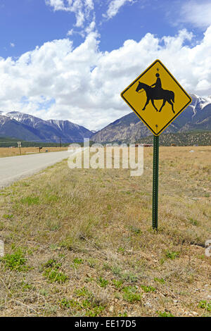 Equitazione sign in montagna, West Americano Foto Stock