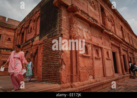 Le donne a Akbari Mahal all'interno di Agra Red Fort complesso. Foto Stock