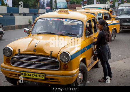 Donna negozia la tassa con tassista a Kolkata, India. Foto Stock