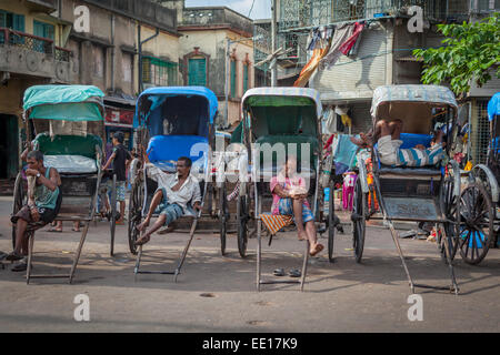 I pullers di rickshaw che prendono un riposo su una strada vicino al tempiale di Kalighat Kali a Kolkata, Bengala occidentale, India. Foto Stock