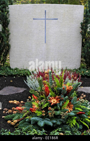 Geschmuecktes Grab auf einem Friedhof un Allerheiligen Foto Stock