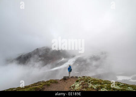 Un escursionista che si affaccia scomparendo Nisqually glacier in Mount Rainier National Park, WA, Stati Uniti d'America Foto Stock