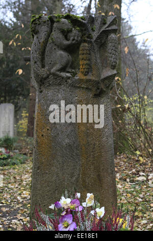 Geschmuecktes Grab auf einem Friedhof un Allerheiligen Foto Stock