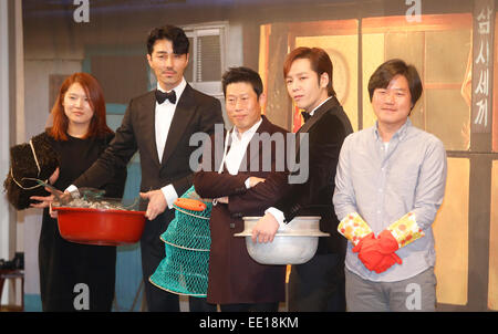 Shin Hyo-Jeong, Cha Seung-Won, Yu Hae-Jin Jang Keun-Suk e Na Young-Seok, Jan 09, 2015 : (L-R) sud coreano produttore TV Shin Hyo-Jeong, attore Cha Seung-Won, attore Yu Hae-Jin, attore e cantante Jang Keun-Suk e produttore televisivo Na Young-Seok pongono nel corso di una conferenza stampa per 'tre pasti al giorno", uno spettacolo di varietà di tvN, CJ E&M, a Seul, in Corea del Sud. © Lee Jae-Won/AFLO/Alamy Live News Foto Stock