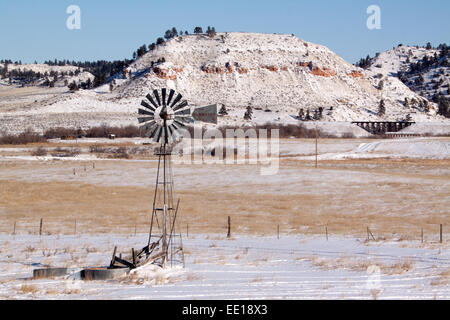 Vecchio mulino a vento ranch nel Montana orientale Foto Stock