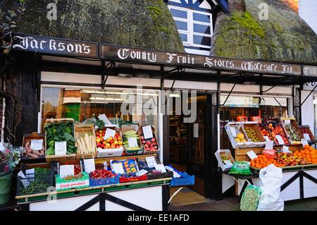 La frutta e la verdura in negozio un edificio con tetto in paglia lungo Mill Street nel centro della città, Stafford, Staffordshire, Inghilterra, Regno Unito. Foto Stock