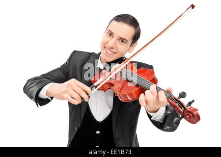 Allegro giovane musicista giocando un violino isolati su sfondo bianco Foto Stock