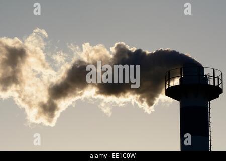 Il fumo proveniente da un camino industriale, Ystad, Scania in Svezia Foto Stock