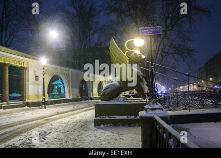 San Pietroburgo, Russia - Jan 05 2015 Bank Bridge con griffin il Jan 05, 2015 a San Pietroburgo, Russia. Foto Stock