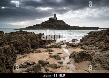 Faro paesaggio con cielo tempestoso sopra il livello del mare Foto Stock