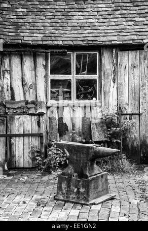 Bianco e nero paesaggio della vecchia officina di fabbro in epoca vittoriana Foto Stock