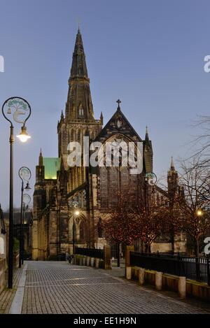 Un inverno immagine della cattedrale di Glasgow prese al tramonto Foto Stock