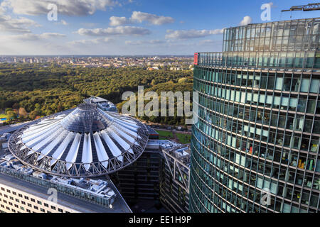 Vista in elevazione, il Sony Center Deutsche Bahn uffici, dalla Panoramapunkt, Kollhoff Edificio, Potsdamer Platz, Berlin, Germania Foto Stock