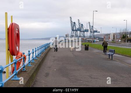 Guardando verso il terminale di Clydeport gru dall'esplanade, Greenock, Scotland, Regno Unito Foto Stock