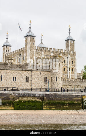 Il traditore's Gate e la Torre di Londra, il Sito Patrimonio Mondiale dell'UNESCO, come vista dal fiume Thames, London, England, Regno Unito Foto Stock