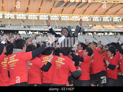 Ajinomoto Stadium, Tokyo, Giappone. Decimo gen, 2015. Masayuki Iwade (Teikyo-Univ), 10 gennaio 2015 - Rugby : Teikyo University head coach Masayuki Iwade è sollevato in aria dopo aver vinto il cinquantunesimo tutto il Giappone Università campionato di rugby partita finale tra Teikyo University 50-7 Tsukuba University a Ajinomoto Stadium, Tokyo, Giappone. © AFLO/Alamy Live News Foto Stock