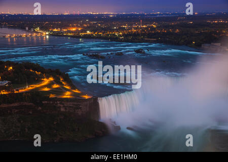 Vista delle Cascate Horseshoe, Niagara Falls, Niagara, la frontiera dello Stato di New York e Ontario, Canada, America del Nord Foto Stock