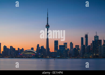 Vista della CN Tower e dello skyline della città di Toronto, Ontario, Canada, America del Nord Foto Stock